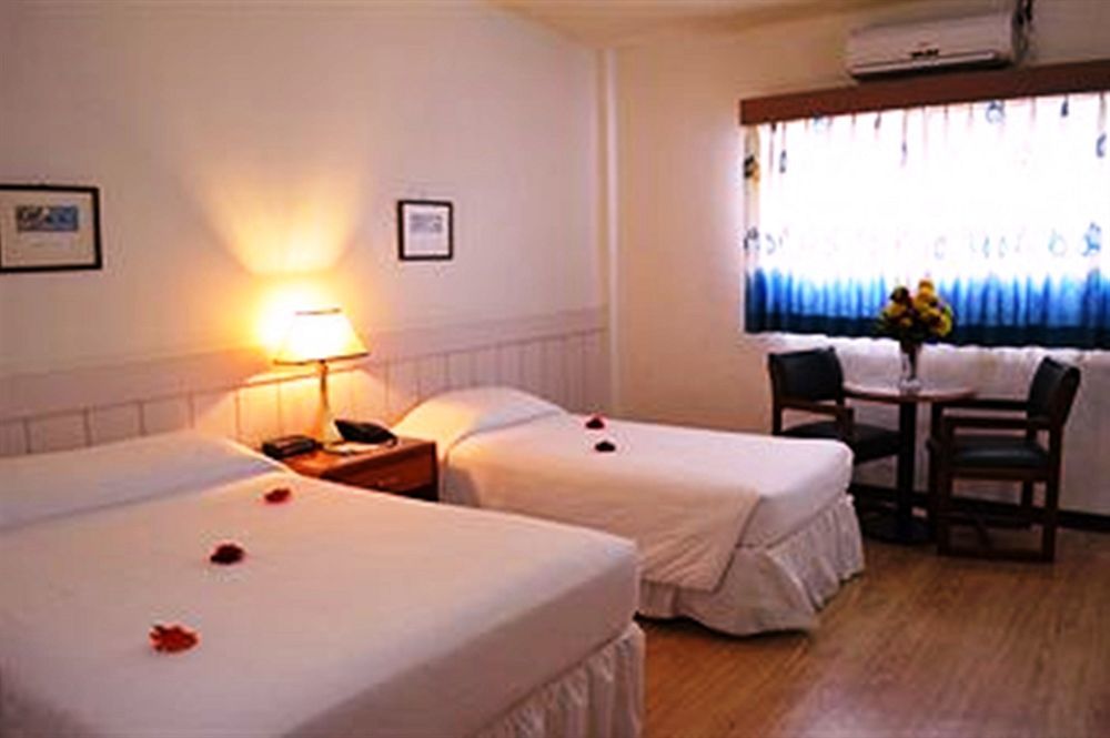 West Plaza Malakal Hotell Koror Eksteriør bilde